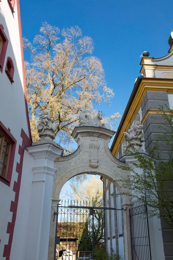 Hotel Schloss Leitheim Экстерьер фото