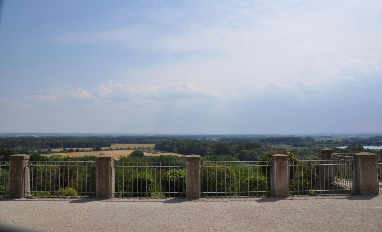 Hotel Schloss Leitheim Экстерьер фото
